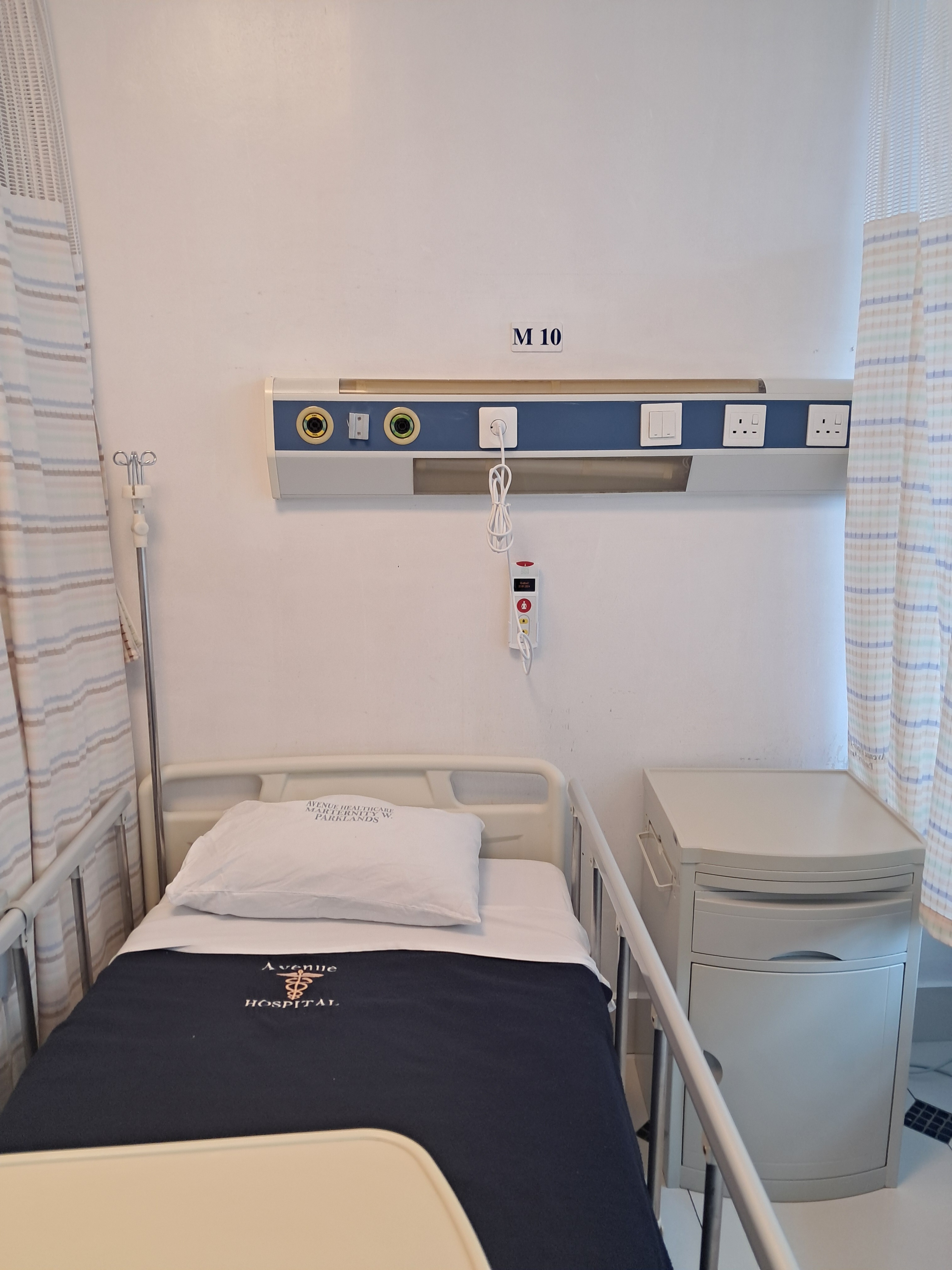 Patient room M10 with installed bed head unit