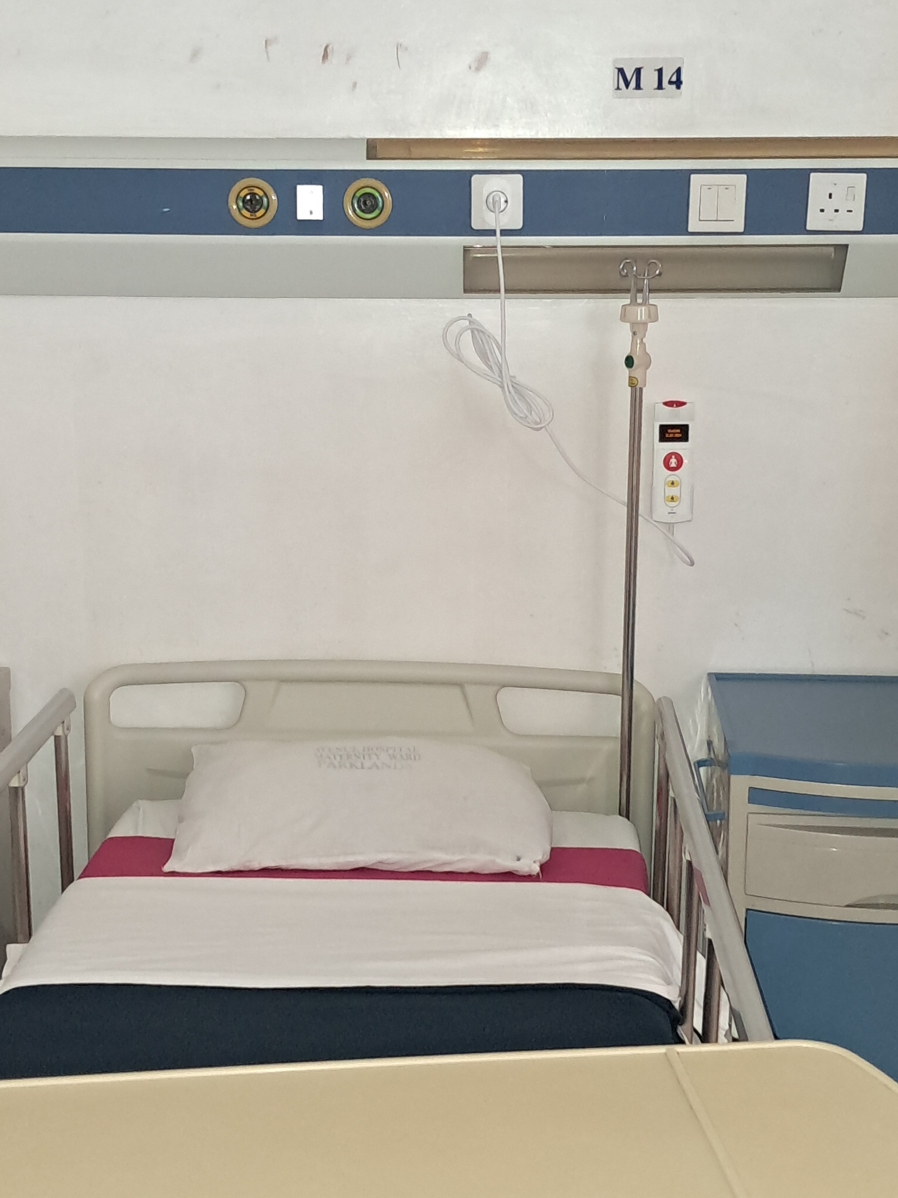 Patient room M14 with installed bed head unit