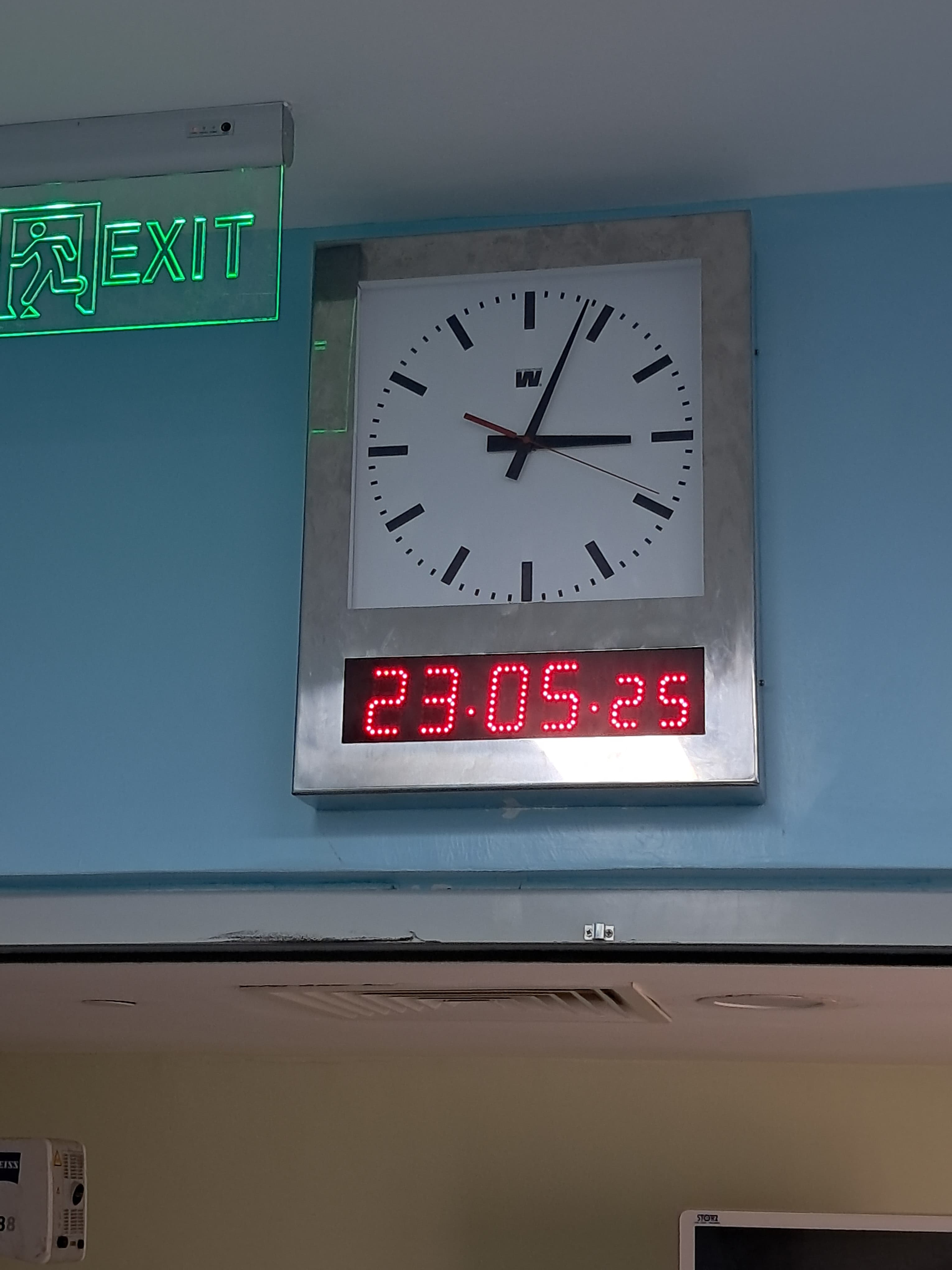 Synchronized wall clock and date display integrated with the nurse call network