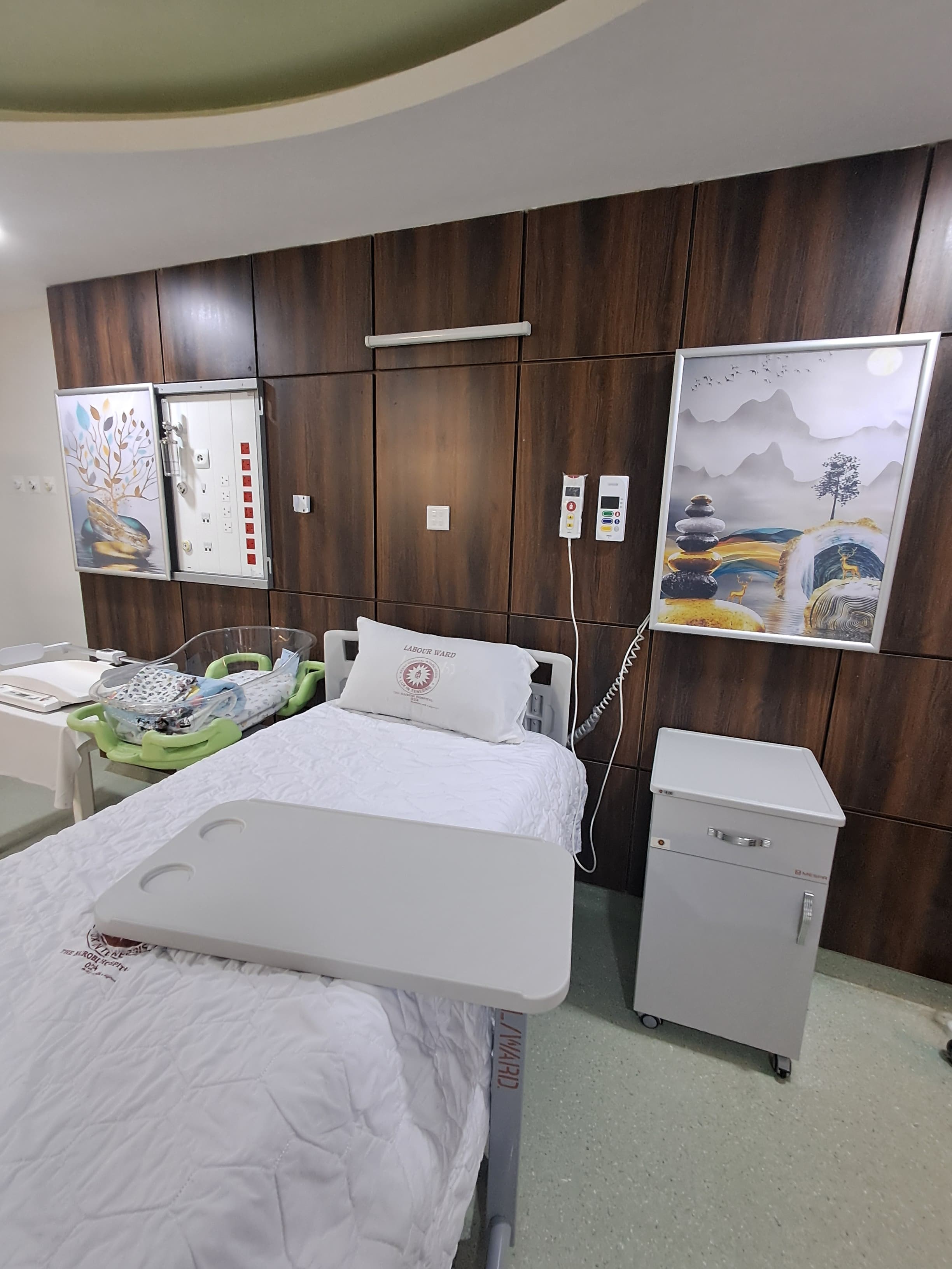 Labour ward room with bassinet, bed head unit and nurse call handset