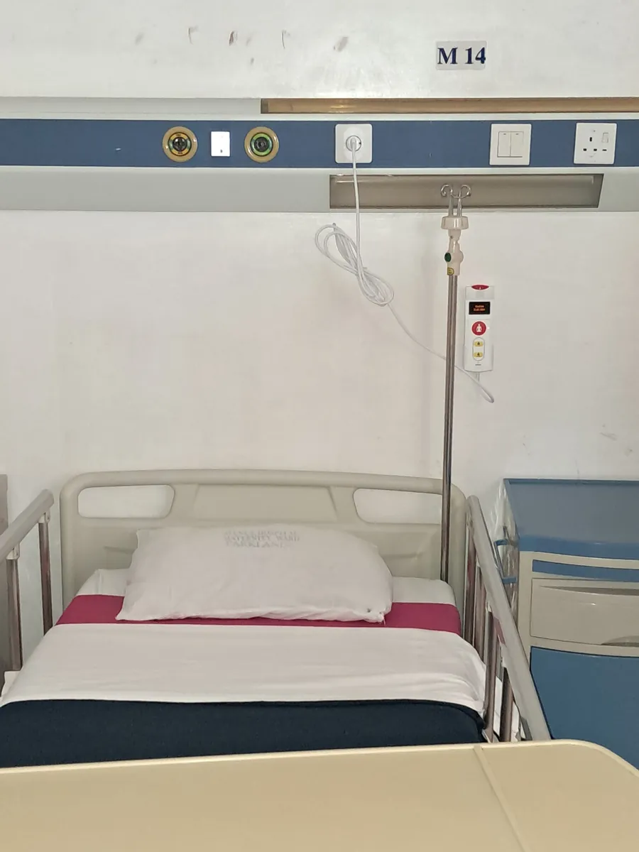 Patient room M14 with installed bed head unit