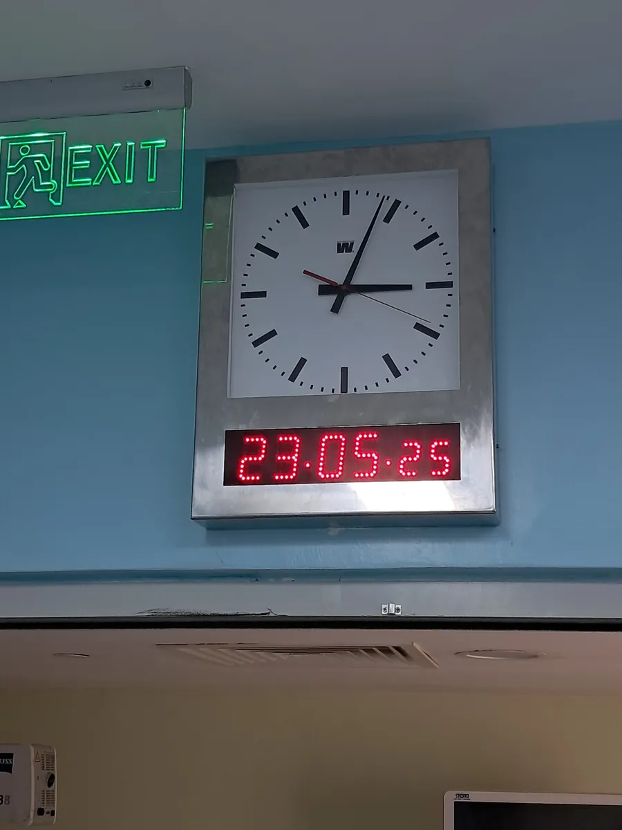 Synchronized wall clock and date display integrated with the nurse call network