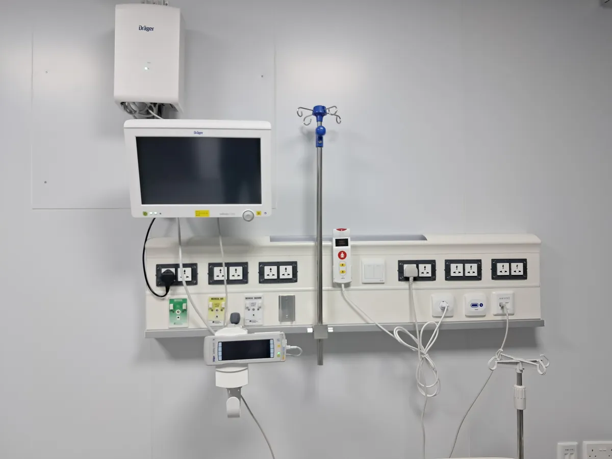 ICU bed head unit with patient monitor and nurse call