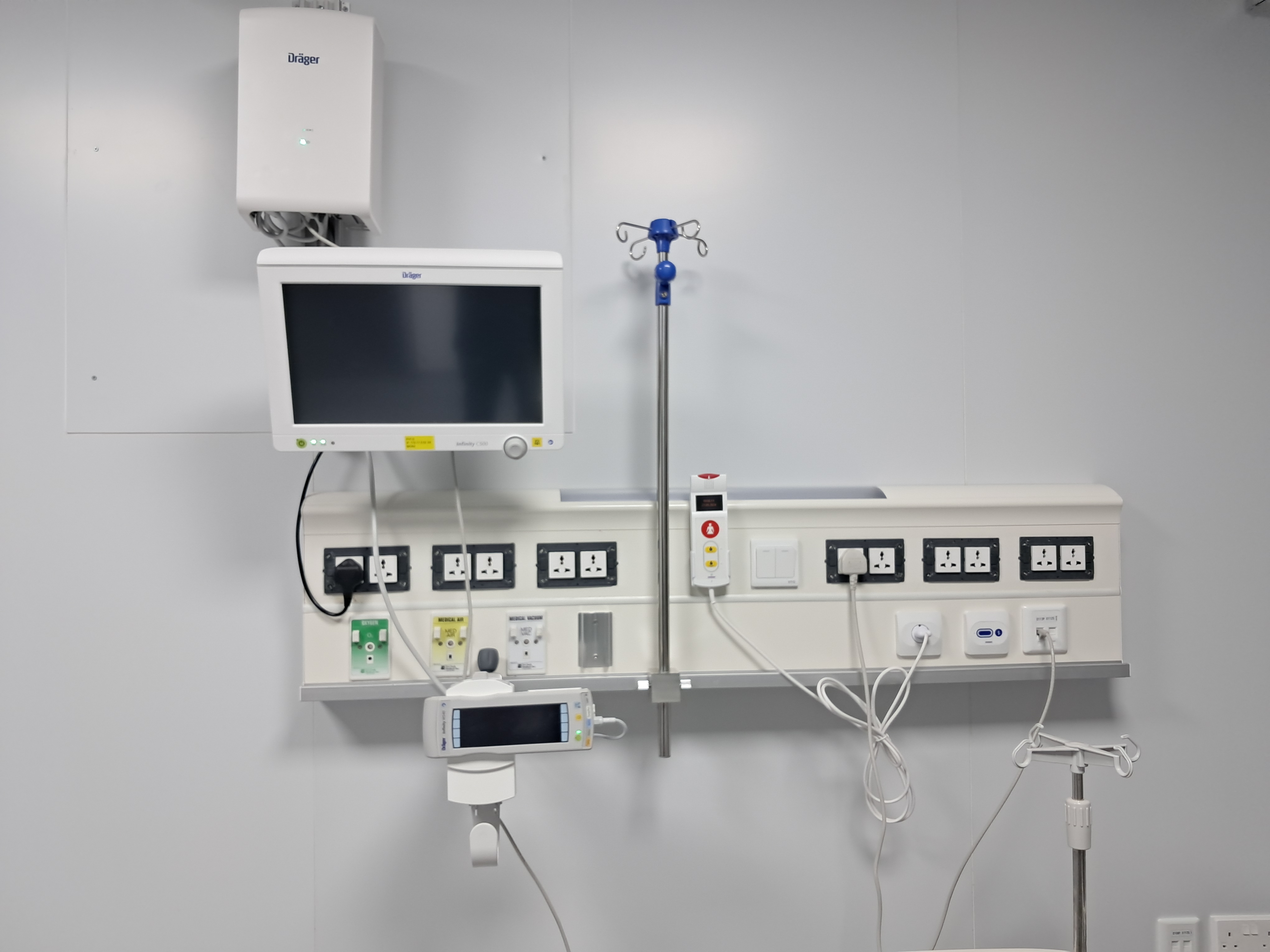 ICU bed head unit with patient monitor and nurse call